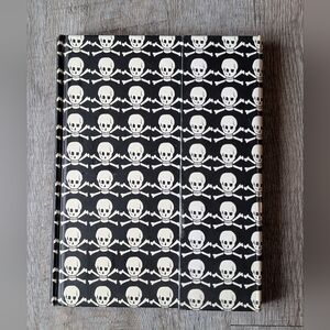 Skull And Crossbones Magnetic Closure Journal 2007 Peter Pauper Press